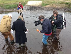 Historisch moment jonge Duitse zeeforel in Drenthe