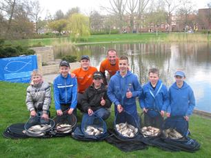 Internationale clinic voor 3 jeugdige vissers Hengelsportfederatie Groningen Drenthe