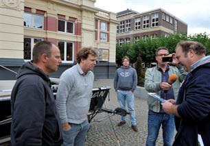 Jochem Myjer neemt eerste exemplaar van de SportvisserREISgids Stad Groningen in ontvangst.