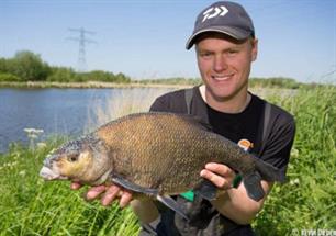 Jubilerende Hengelclub Onderdendam organiseert clinic met Ramon Ansing