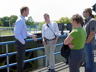 Ministerie van LNV bezoekt aalreservaat Westerwoldse Aa 