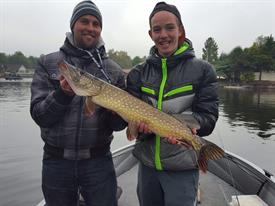 Rick met gast blije foto met snoek